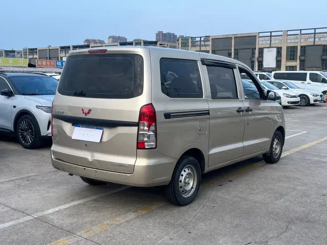 Wuling Hongguang V — Фото автомобиля 4