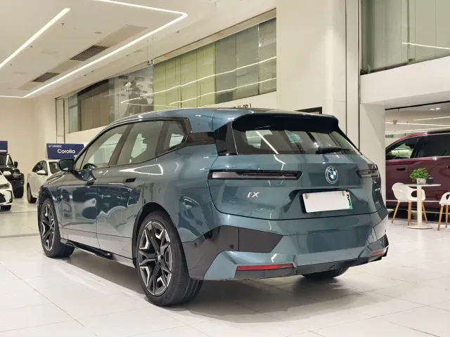BMW iX — Фото автомобиля 14