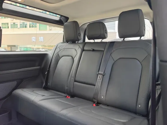 Land Rover Defender — Фото автомобиля 9