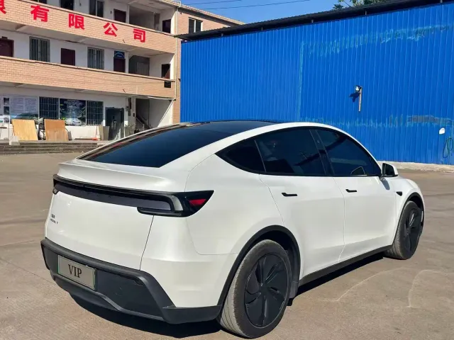 Tesla Model Y — Фото автомобиля 4