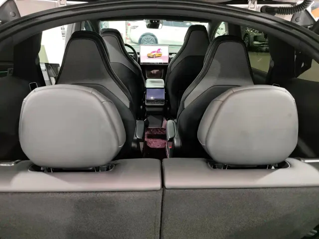 Tesla Model Y L — Фото автомобиля 17