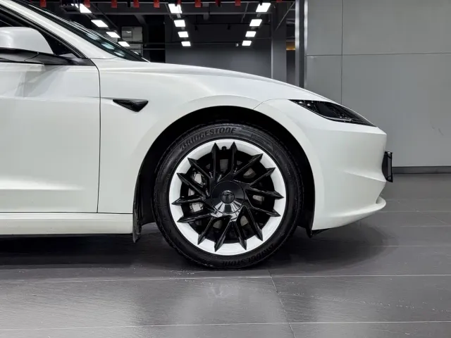 Tesla Model 3 — Фото автомобиля 17