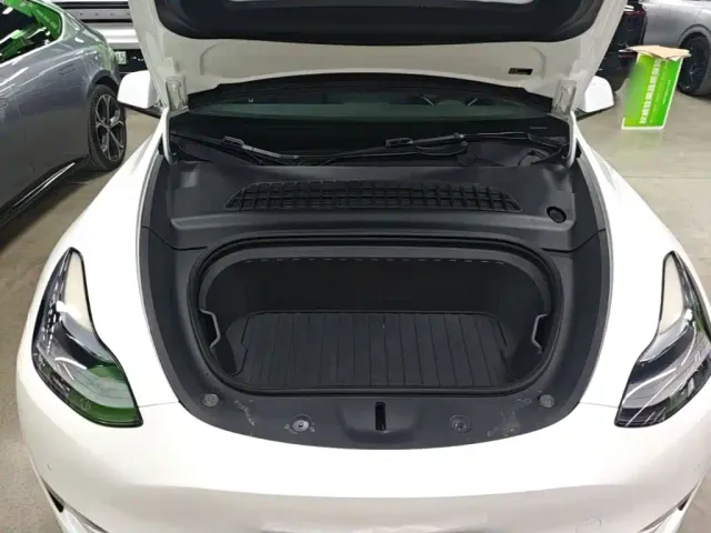 Tesla Model Y — Фото автомобиля 19
