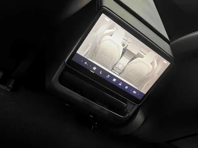 Tesla Model 3 — Фото автомобиля 11