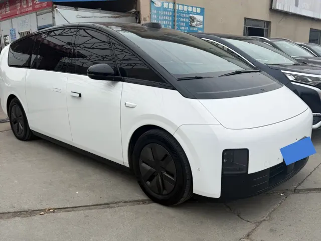 Li Auto MEGA — Фото автомобиля 3