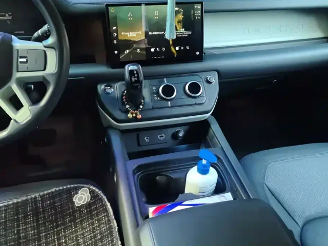 Land Rover Defender — Фото автомобиля 16