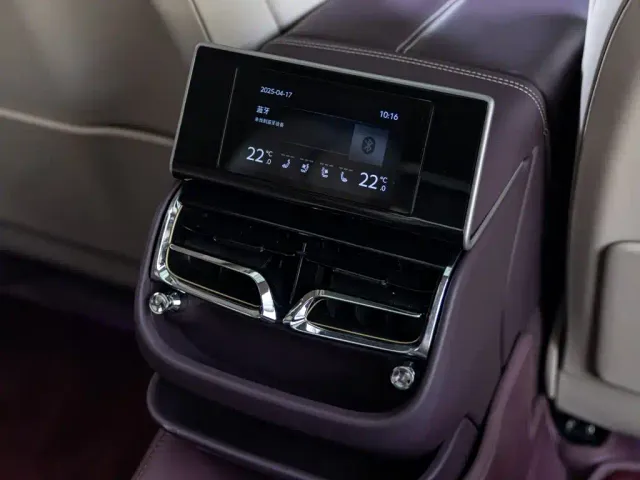 Bentley Flying Spur — Фото автомобиля 26