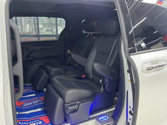 Toyota Sienna — Фото автомобиля 7