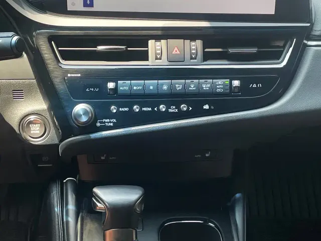 Lexus ES — Фото автомобиля 20