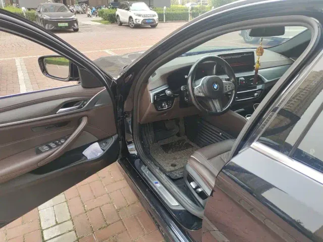 BMW 5 Series — Фото автомобиля 17