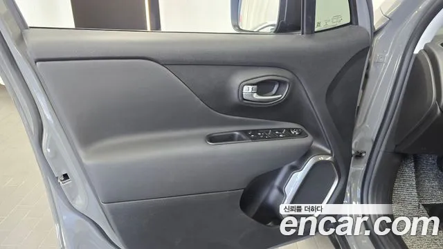 Jeep Renegade — Фото автомобиля 23