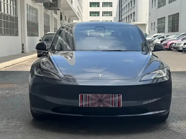 Tesla Model 3 — Фото автомобиля 2
