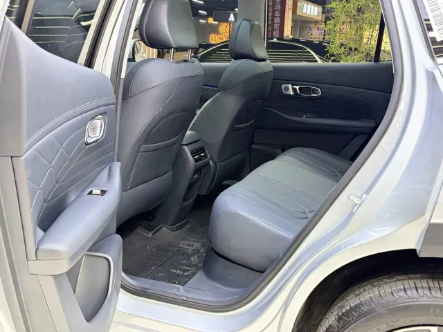Geely Galaxy Starship 7 EM-i — Фото автомобиля 9