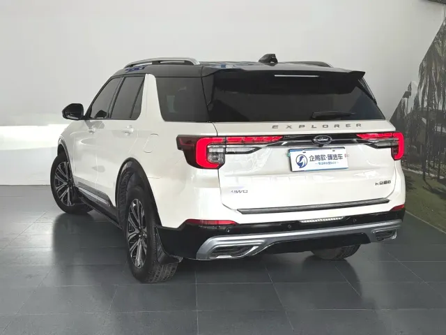 Ford Explorer — Фото автомобиля 4