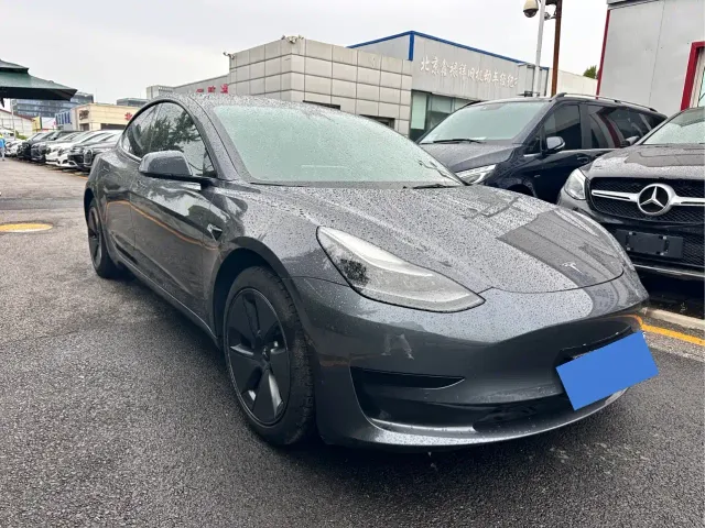 Tesla Model 3 — Фото автомобиля 2