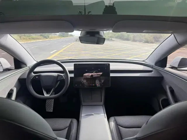 Tesla Model 3 — Фото автомобиля 5