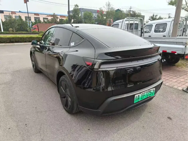 Tesla Model Y — Фото автомобиля 8