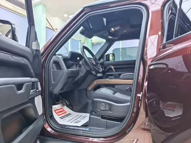 Land Rover Defender — Фото автомобиля 12
