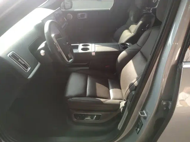 Li Auto L8 — Фото автомобиля 11