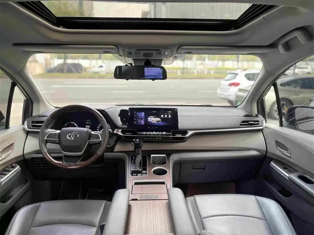 Toyota Sienna — Фото автомобиля 10