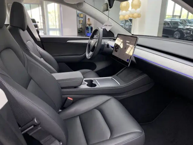 Tesla Model Y — Фото автомобиля 18
