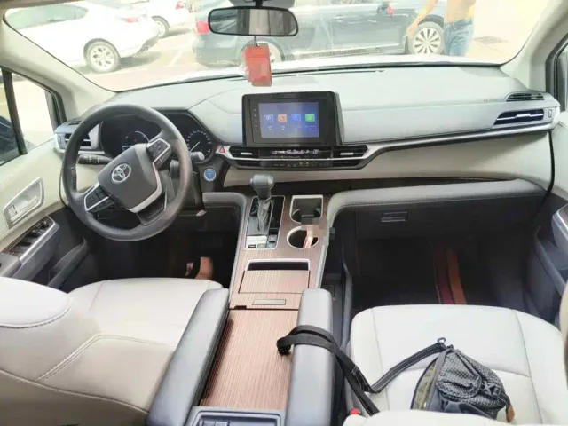 Toyota Sienna — Фото автомобиля 12