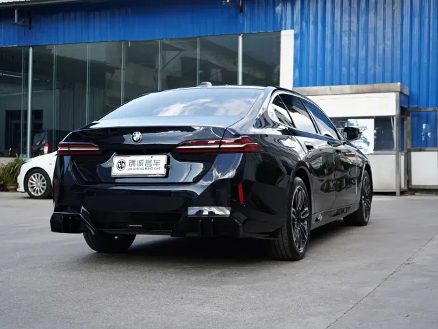 BMW 5 Series — Фото автомобиля 9