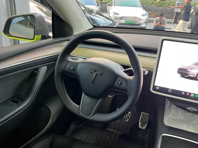 Tesla Model Y — Фото автомобиля 10
