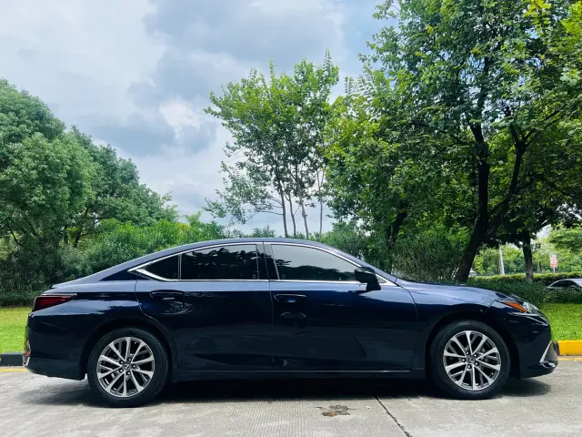 Lexus ES — Фото автомобиля 7