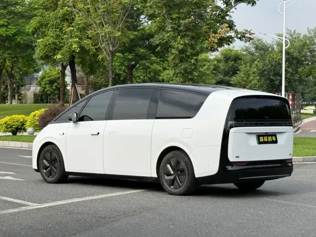 Li Auto MEGA — Фото автомобиля 16