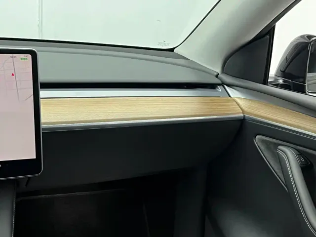 Tesla Model Y — Фото автомобиля 22