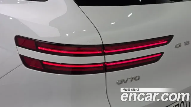 Genesis GV70 — Фото автомобиля 8