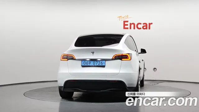 Tesla Model Y — Фото автомобиля 3