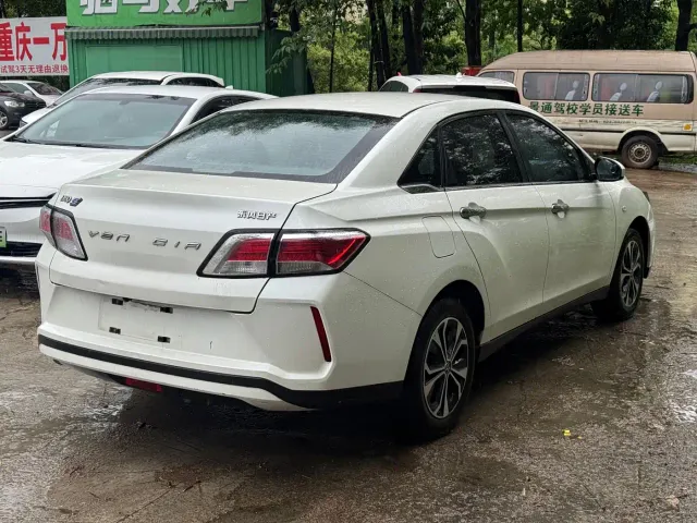 Venucia D60 EV — Фото автомобиля 6