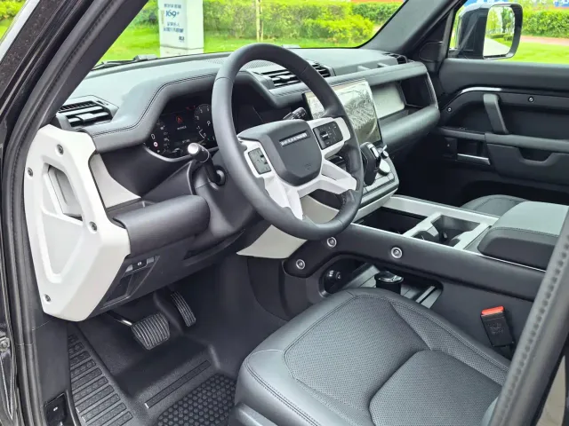 Land Rover Defender — Фото автомобиля 8