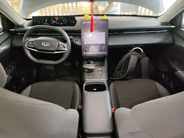 Changan Qiyuan A05 — Фото автомобиля 9