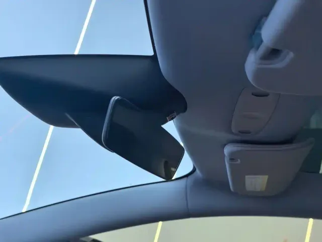 Tesla Model 3 — Фото автомобиля 8