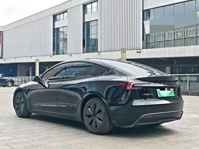 Tesla Model 3 — Фото автомобиля 12