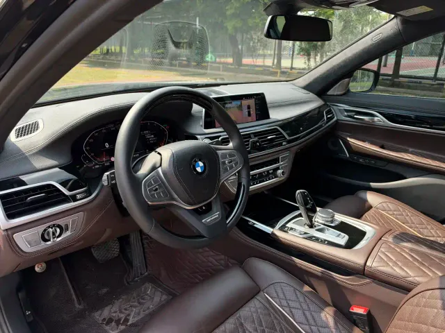BMW 7 Series — Фото автомобиля 12