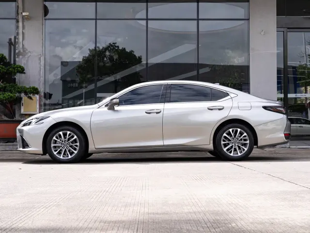 Lexus ES — Фото автомобиля 4