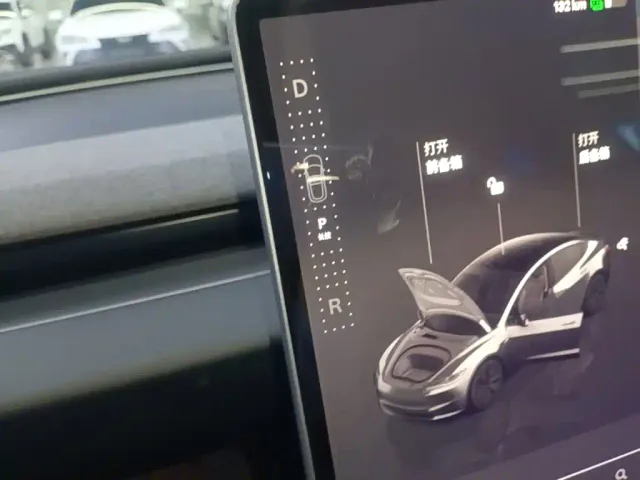 Tesla Model 3 — Фото автомобиля 13