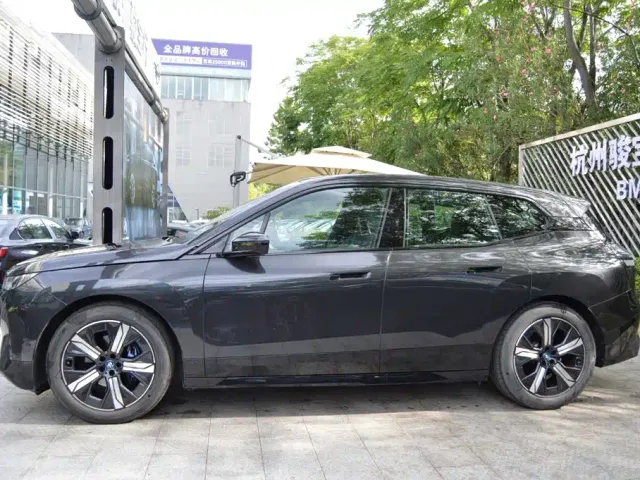 BMW iX — Фото автомобиля 3