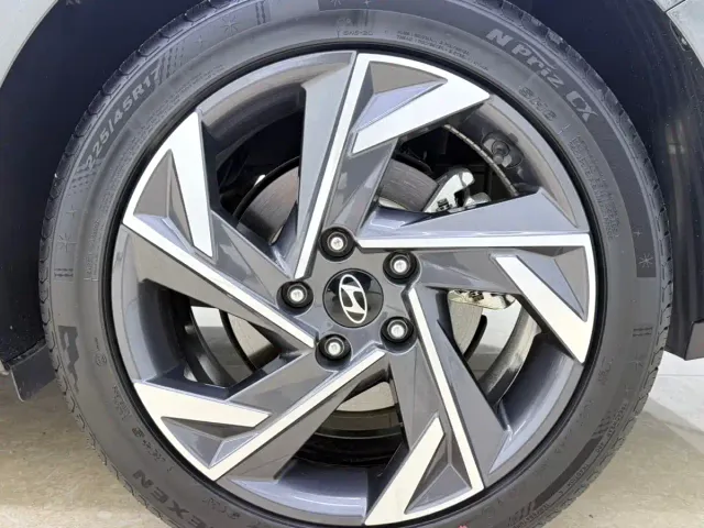Hyundai Elantra — Фото автомобиля 25