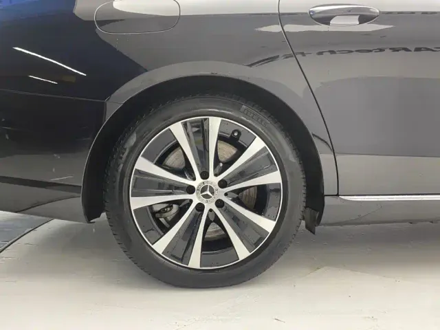 Mercedes-Benz E-Class — Фото автомобиля 11