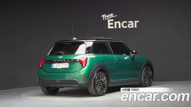 MINI Cooper Generation 4 — Фото автомобиля 2