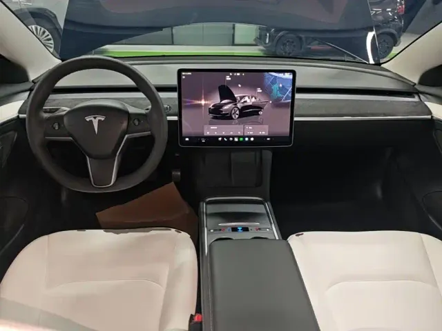 Tesla Model 3 — Фото автомобиля 9