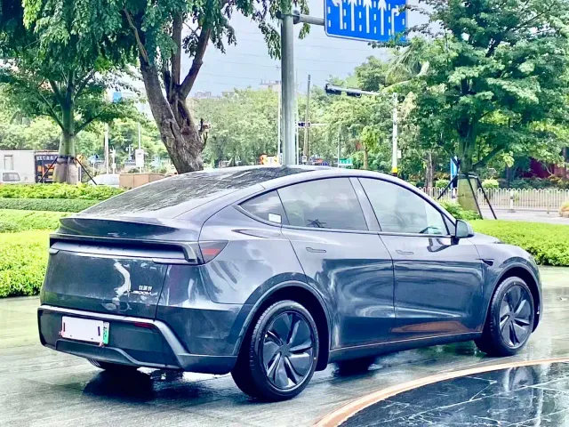 Tesla Model Y — Фото автомобиля 7