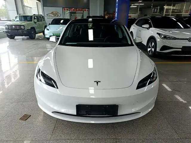 Tesla Model 3 — Фото автомобиля 2