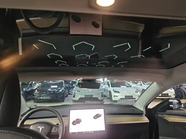 Tesla Model 3 — Фото автомобиля 17