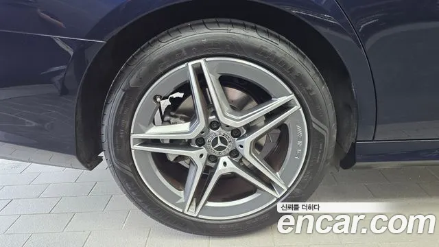 Mercedes-Benz E-Class — Фото автомобиля 4